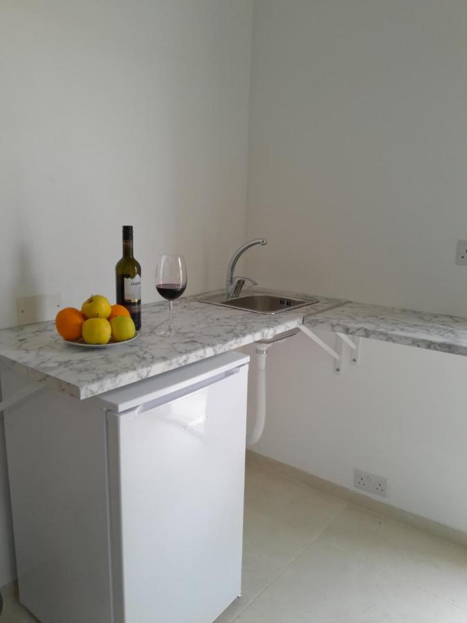Limestone Sun Suites Слима Екстериор снимка
